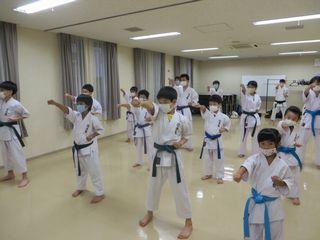 土曜日空手 宮の沢教室 八軒教室 麻生教室 新しい仲間!_c0118332_21473402.jpg