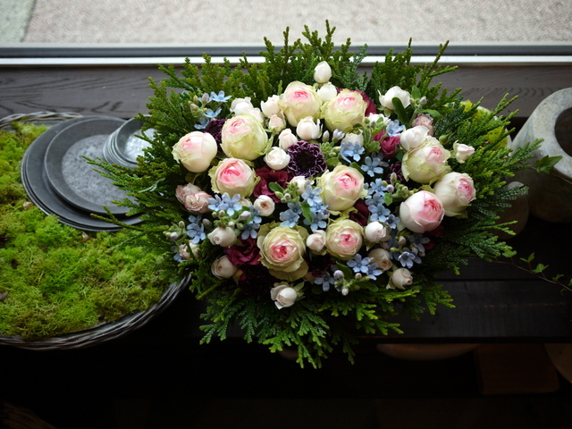 お誕生日のアレンジメント 11本のピンクのバラと あればブルースターを使って 真駒内南町にお届け 08 29 札幌 花屋 Mell Flowers