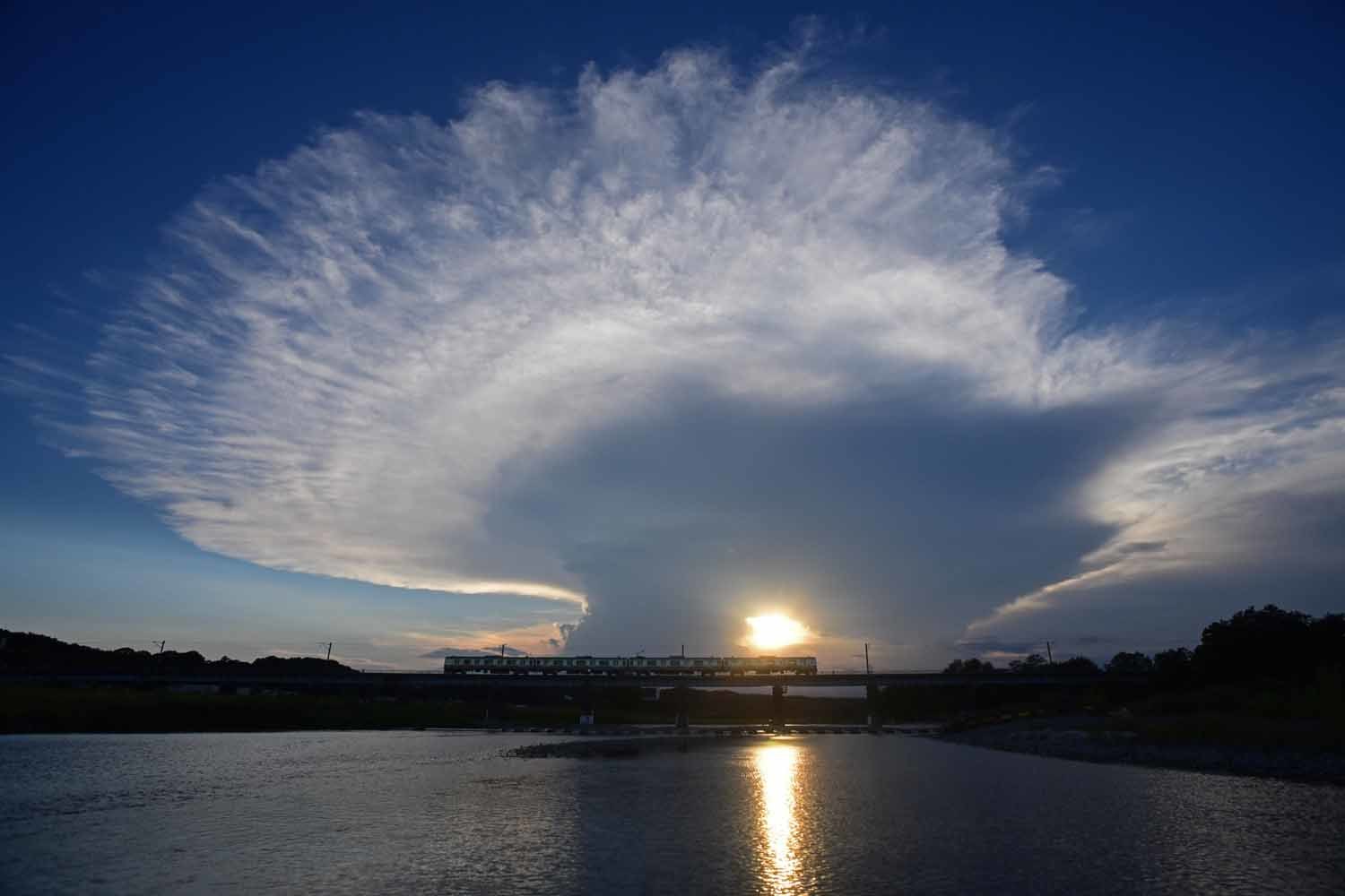 かなとこ雲と八高線多摩川橋梁_f0173596_21085578.jpg