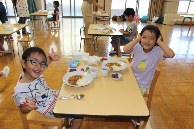 すみれ組　宿泊保育（デイキャンプ）体操・いよいよカレーライスをいただきます。_e0209845_17525571.jpg