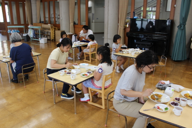 すみれ組　宿泊保育（デイキャンプ）体操・いよいよカレーライスをいただきます。_e0209845_17530334.jpg