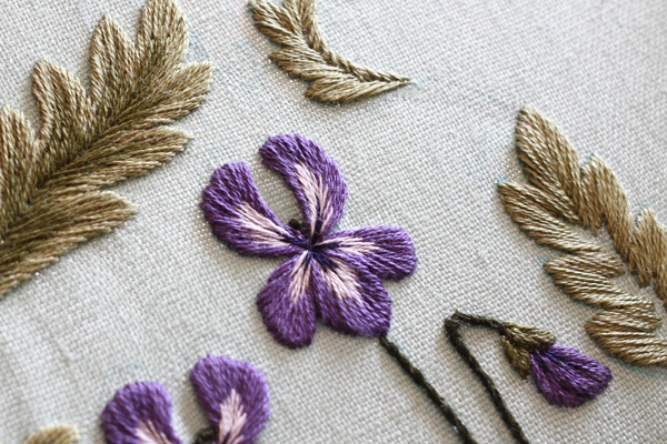 スミレの刺繍をしています_e0333647_15300379.jpg