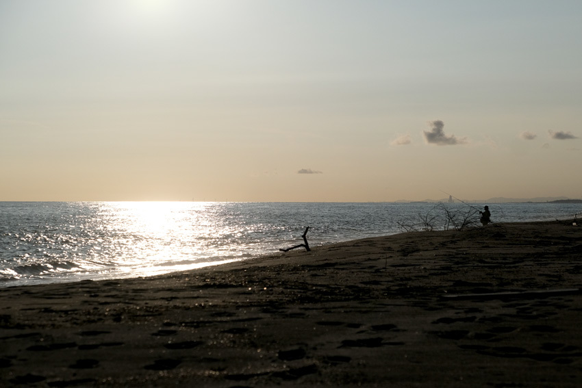 夕暮れと釣り人と_e0243382_06423293.jpg