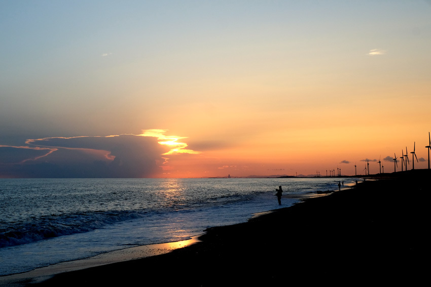 夕暮れと釣り人と_e0243382_06443682.jpg