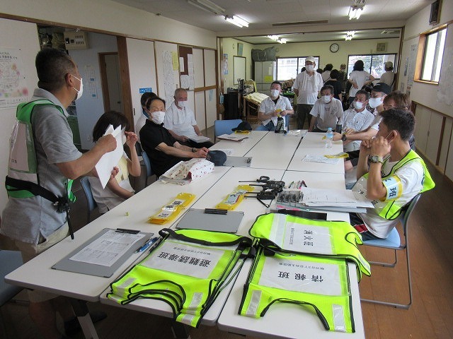 防災備蓄品の更新、ガス式発電機の体験等、役員・組長はいろいろ身をもって体験 駿河台三丁目の防災訓練 その2_f0141310_07173026.jpg