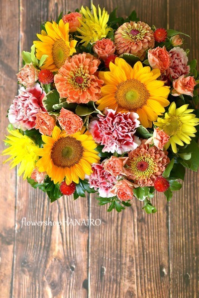 ひまわり サンリッチフレッシュオレンジ と モネ を使ったフラワーアレンジメント 花色 あなたの好きなお花屋さんになりたい ひまわり サンリッチフレッシュオレンジ と モネ を使ったフラワーアレンジメント 花色 あなたの好きなお花屋さんになりたい