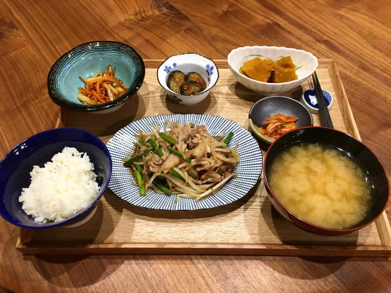 献立 豚肉ともやしとニンニクの芽炒め 人参とちくわのバター醤油炒め 茄子の豆板醤煮 かぼちゃの煮物 キムチ 油揚げと長ねぎのお味噌汁 Kajuの 今日のお料理 簡単レシピ