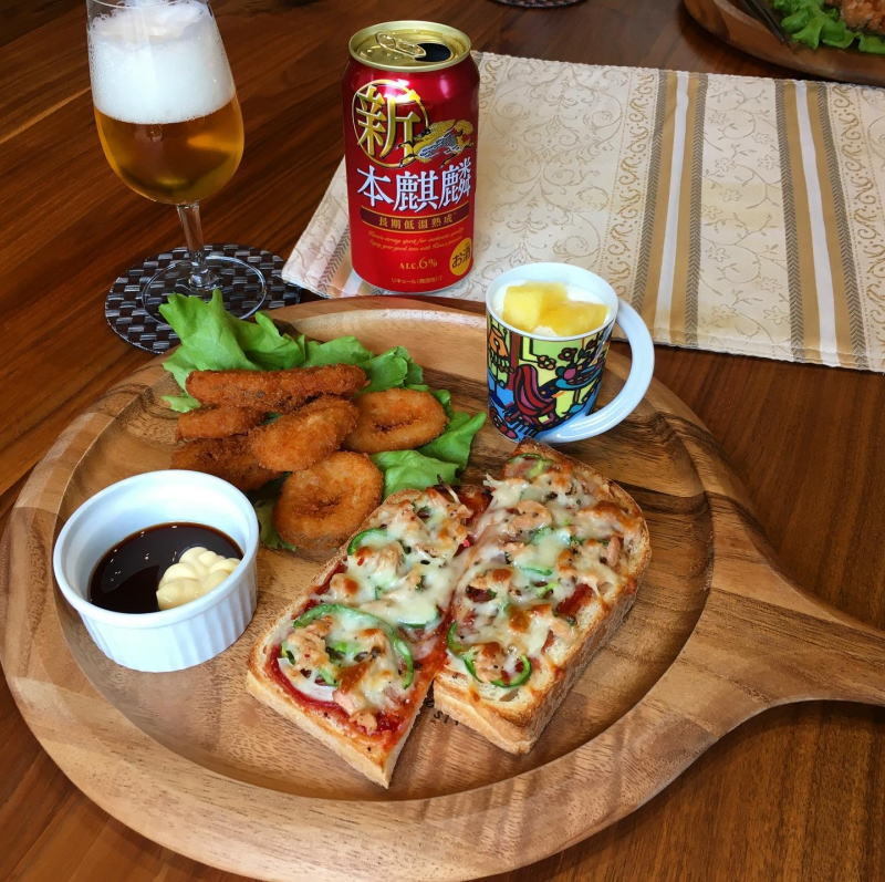 献立 手作りパンのピザトースト イカリングフライ パイナップルヨーグルト ビール Kajuの 今日のお料理 簡単レシピ