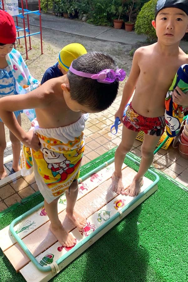 幼稚園　プール　裸 