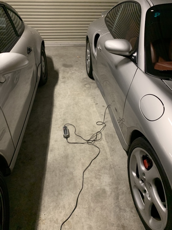 車庫内でのんびり〜。_d0365957_22262389.jpeg