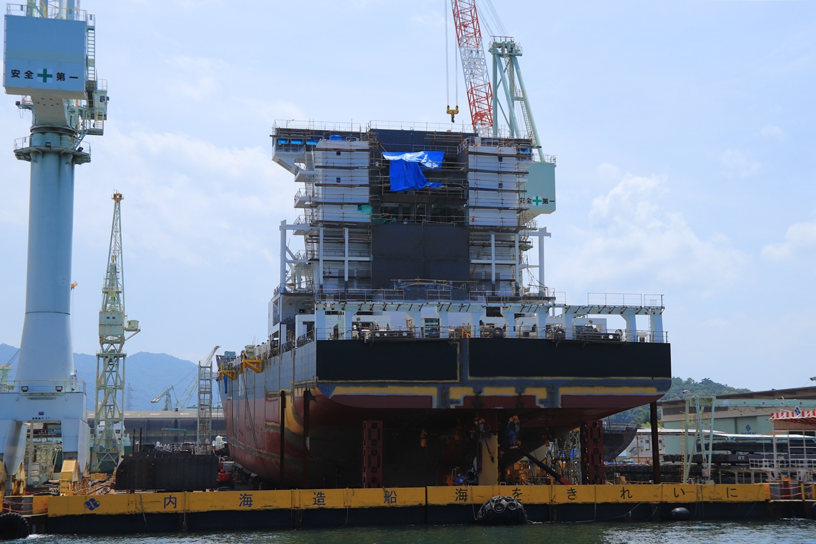内海造船 建造中の新造コンテナ船 : 造船・船舶の画像2 内海造船 建造中の新造コンテナ船 : 造船・船舶の画像2