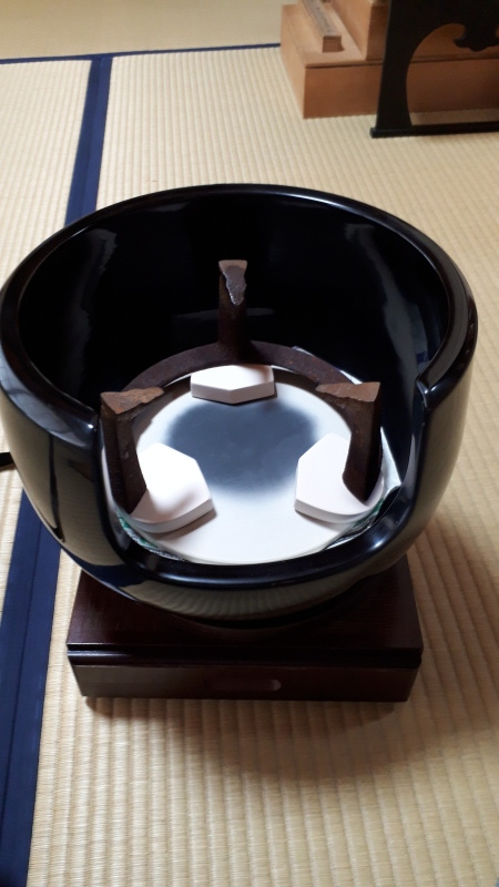 ◇ 茶道具 風炉 土風炉 【 黒真塗 真 透木風炉 】 永楽家 西村宗