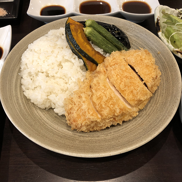 とんかつ大野屋の彩り野菜のまさかつカレー Epicure11