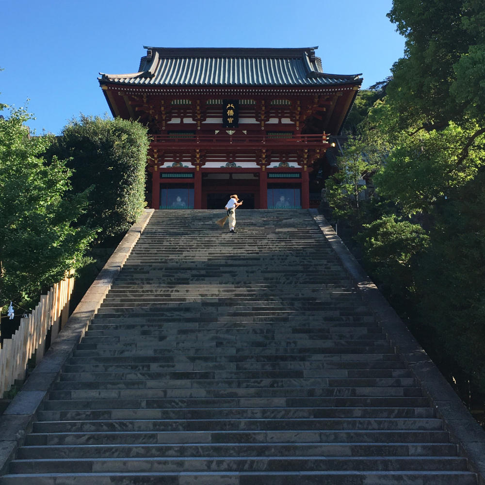 早朝の鶴岡八幡宮へお参りに 日曜アーティストの工房