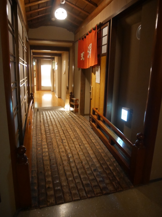 自家源泉を持つ創業当時からの木造三階の旅館―玉造温泉・湯元玉井館_a0385880_14300606.jpg