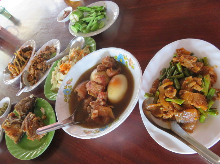 食ing情報 ローカル食堂の惣菜を堪能 マオマオ カンボジア