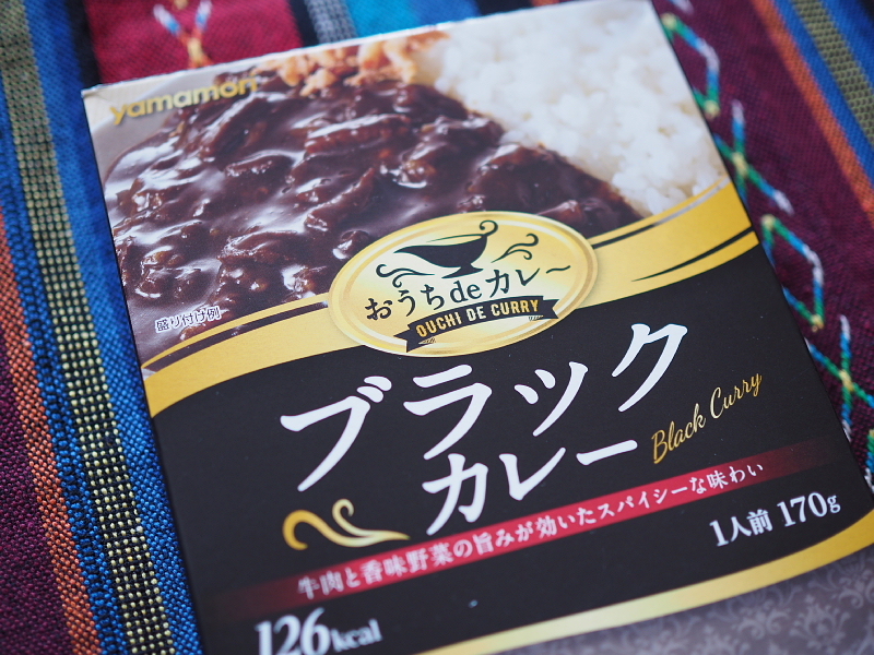 レトルトカレー食べ比べ 赤カレー 黒カレー ハウス 咖喱屋トマトチリカレー ヤマモリ ブラックカレー Samのlifeキャンプブログ Doors In Out レトルトカレー食べ比べ 赤カレー 黒カレー ハウス 咖喱屋トマトチリカレー ヤマモリ ブラックカレー Samのlifeキャンプブログ Doors In Out