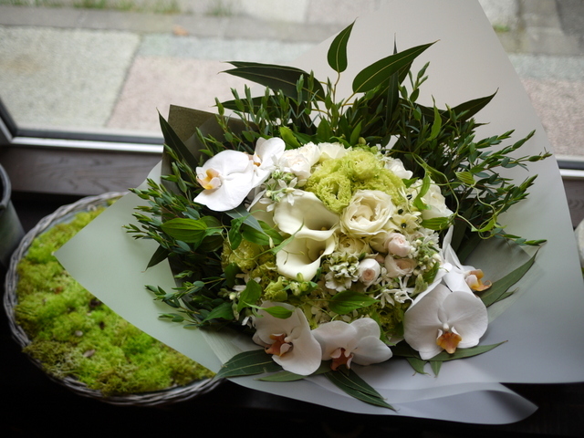 お誕生日の花束 白ベースで ウェディングブーケのようなイメージで 西27にお届け 09 04 札幌 花屋 Mell Flowers