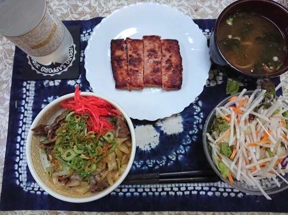 9/7夜勤前飯 チーズ牛丼、伊藤ハム 炙り焼あらびきステーキ@自宅_b0042308_19024188.jpg