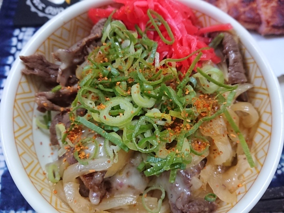 9/7夜勤前飯 チーズ牛丼、伊藤ハム 炙り焼あらびきステーキ@自宅_b0042308_19032109.jpg