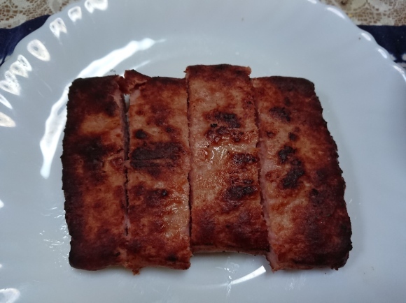 9/7夜勤前飯 チーズ牛丼、伊藤ハム 炙り焼あらびきステーキ@自宅_b0042308_19043123.jpg