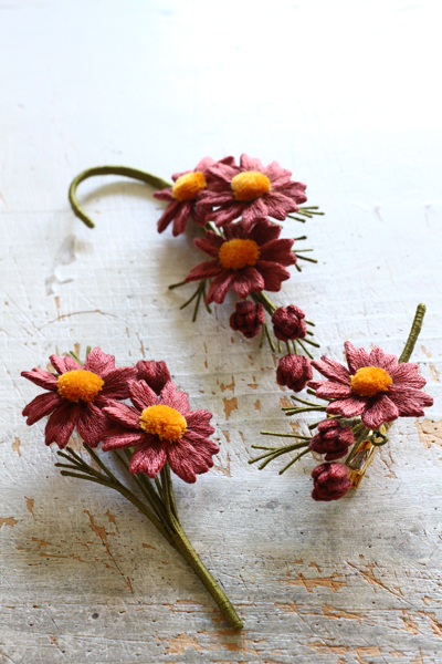 オフフープ®立体刺繍～チョコレートコスモス・立体刺繍で作る１２カ月の花のアクセサリー」掲載作品～_e0333647_16241938.jpg