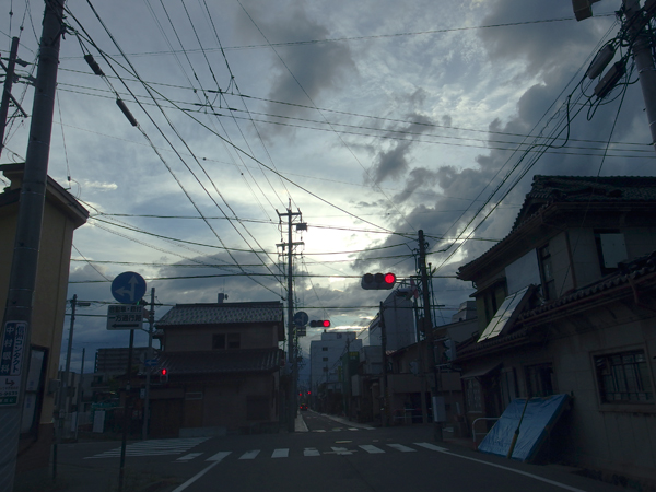 黄昏時の町を抜けて_f0380464_2110108.jpg