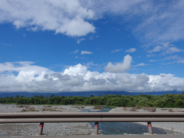 黄昏時の町を抜けて_f0380464_2165171.jpg