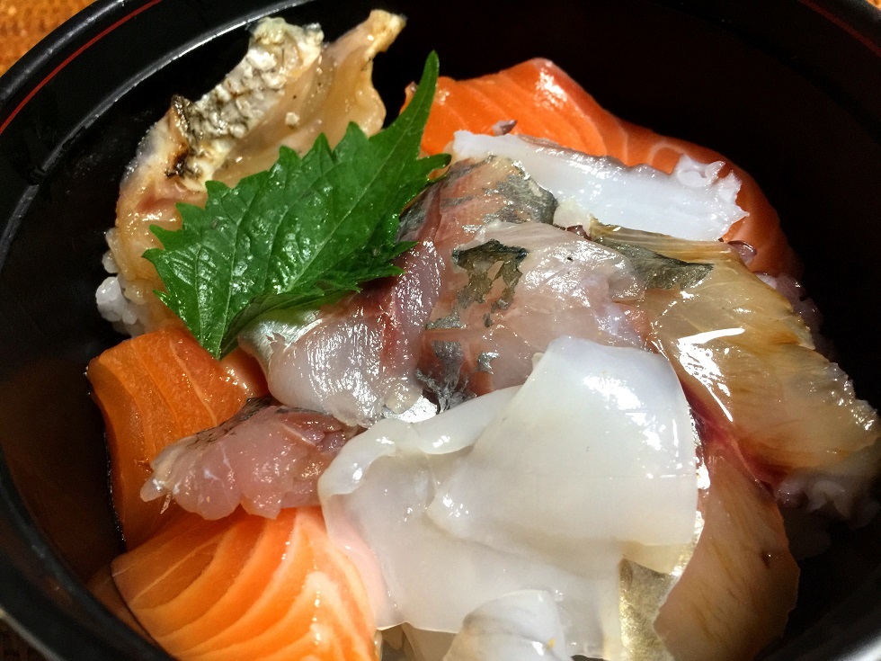 釣った冷凍魚の海鮮丼 新 直哉の釣り魚料理 釣った冷凍魚の海鮮丼 新 直哉の釣り魚料理