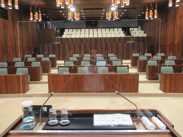 富士市議会9月定例会が開会 演壇には新コロ対策のアクリルパーテーションを設置_f0141310_07190295.jpg