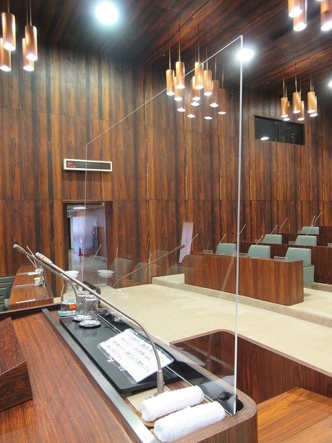 富士市議会9月定例会が開会 演壇には新コロ対策のアクリルパーテーションを設置_f0141310_07190915.jpg