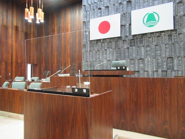 富士市議会9月定例会が開会 演壇には新コロ対策のアクリルパーテーションを設置_f0141310_07192943.jpg
