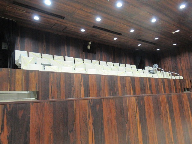 富士市議会9月定例会が開会 演壇には新コロ対策のアクリルパーテーションを設置_f0141310_07194410.jpg