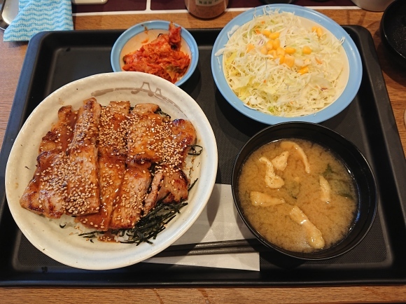 9/10夜勤明け　生ビール小、味噌漬けトンテキ丼生野菜セット@松屋_b0042308_23465940.jpg