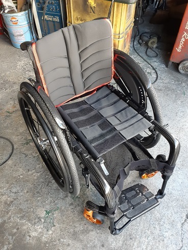 カッコイイ 車椅子....._b0138552_20285906.jpg