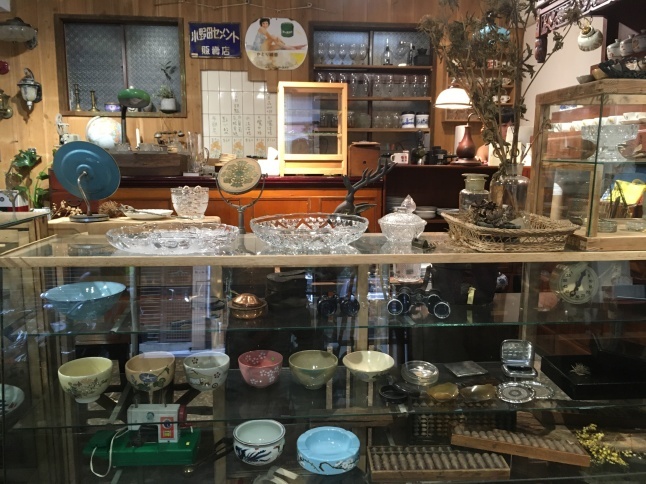 台湾の骨董店で見つけた壺台
