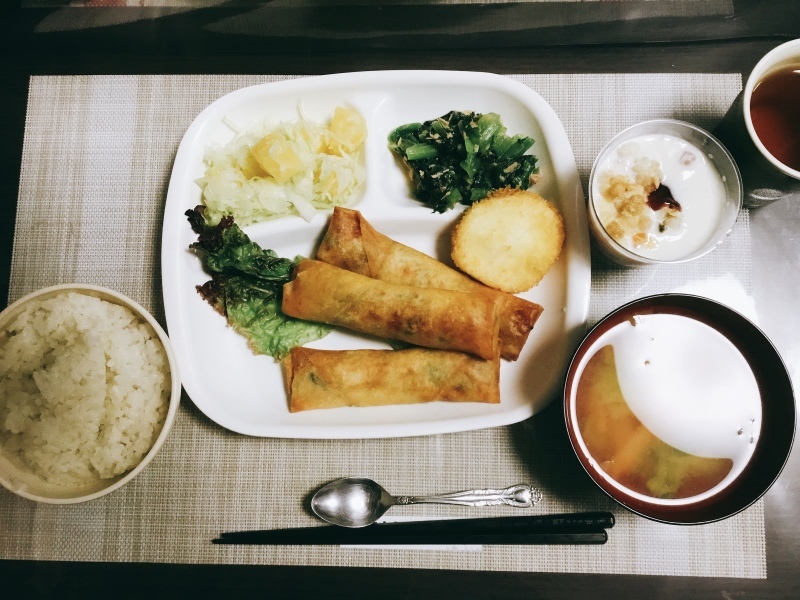 ひまわり荘夕食 春巻き コロッケ 小松菜のツナ和え パイナップルサラダ 苺ヨーグルトパフェ 今日の献立