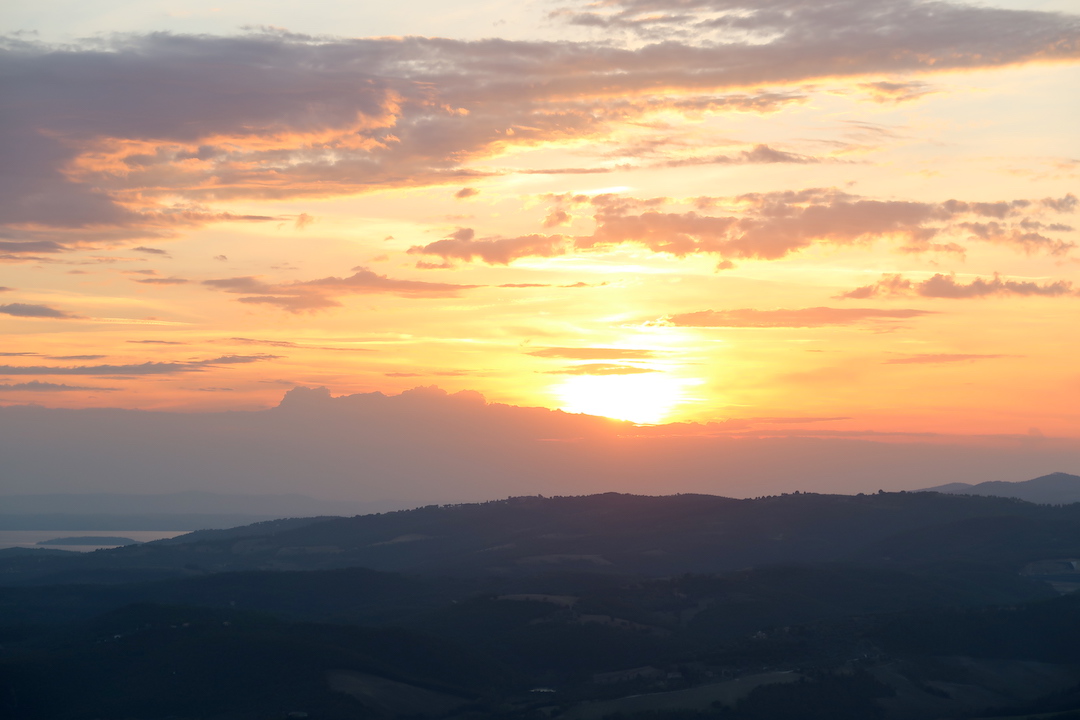 テッツィオ山に夕焼けを 新しいカメラを持って ペルージャ イタリア写真草子