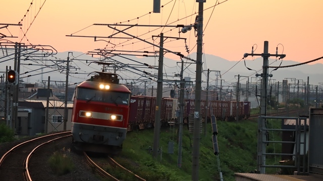 藤田八束の鉄道写真、東北本線と貨物列車、夕日を背景にして貨物列車が走ります。青い森鉄道のモーリー君、熊本駅大改造中路面電車紹介、古市中百舌鳥古墳群を上空から見ると_d0181492_22331087.jpg