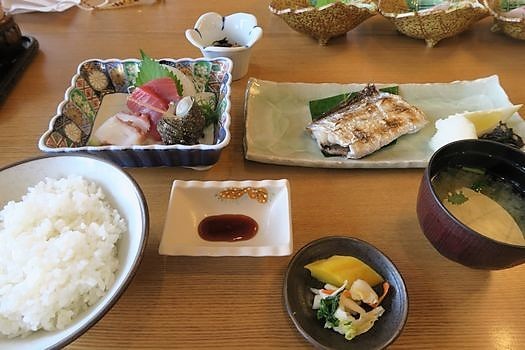 おさかな食堂 やまや 沼津市 大きなjellyの木の下で おさかな食堂 やまや 沼津市 大きなjellyの木の下で