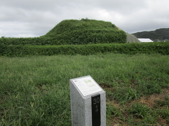 須恵器の大甕がすべてのトレンチから出る? 新原奴山30号墳_a0237545_23533494.jpg