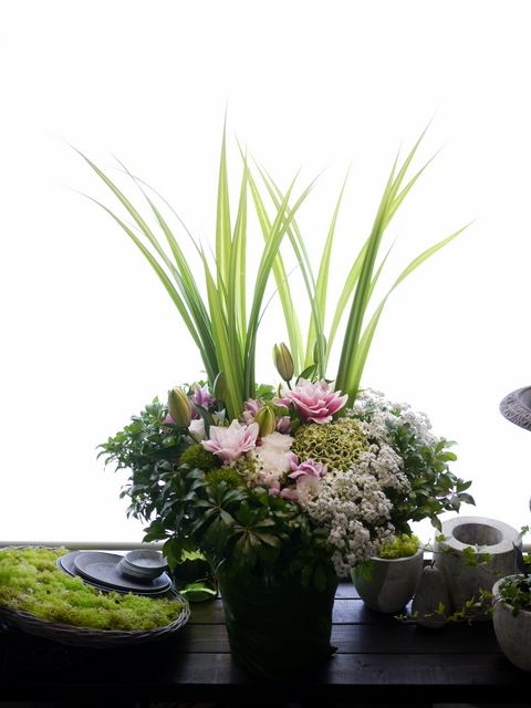 一周忌にアレンジメント 大阪府高槻市に発送 09 12発送 09 14着予定 札幌 花屋 Mell Flowers