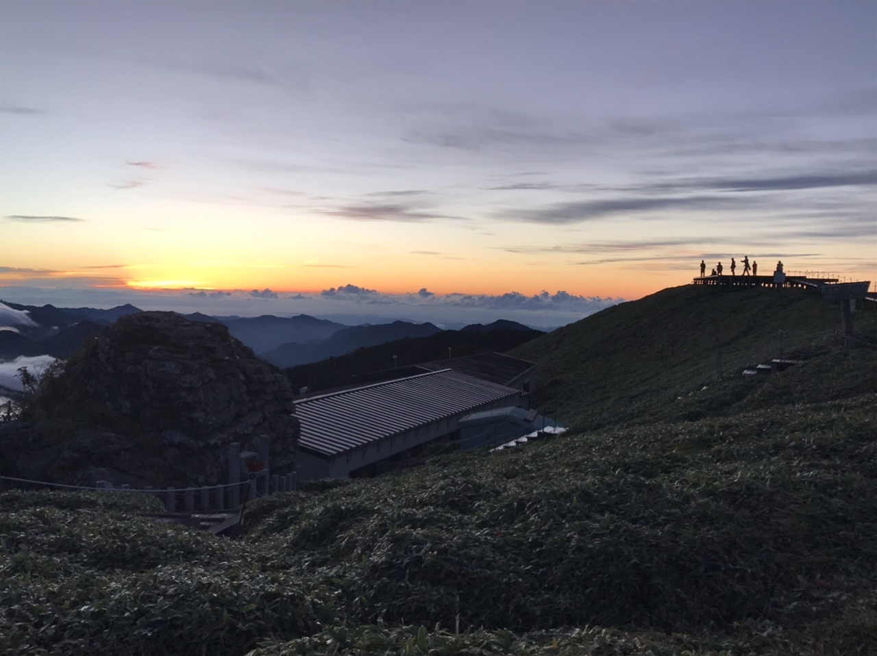 今朝の気温9.5度晴れ_c0089831_07300458.jpeg