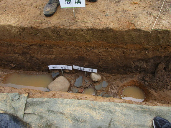 須恵器の大甕がすべてのトレンチから出る? 新原奴山30号墳_a0237545_00101928.jpg