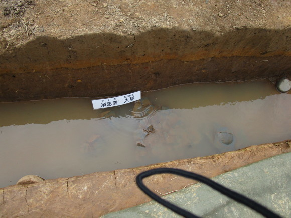 須恵器の大甕がすべてのトレンチから出る? 新原奴山30号墳_a0237545_00342631.jpg
