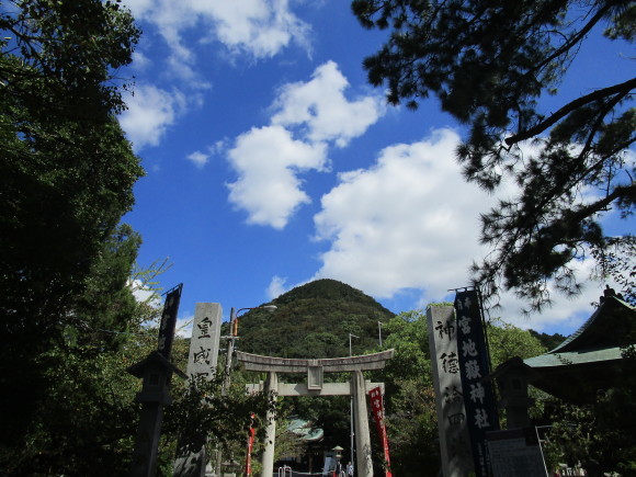 日本で一番大きな金銅装頭槌太刀が副葬されていた宮地嶽不動神社古墳_a0237545_22523710.jpg