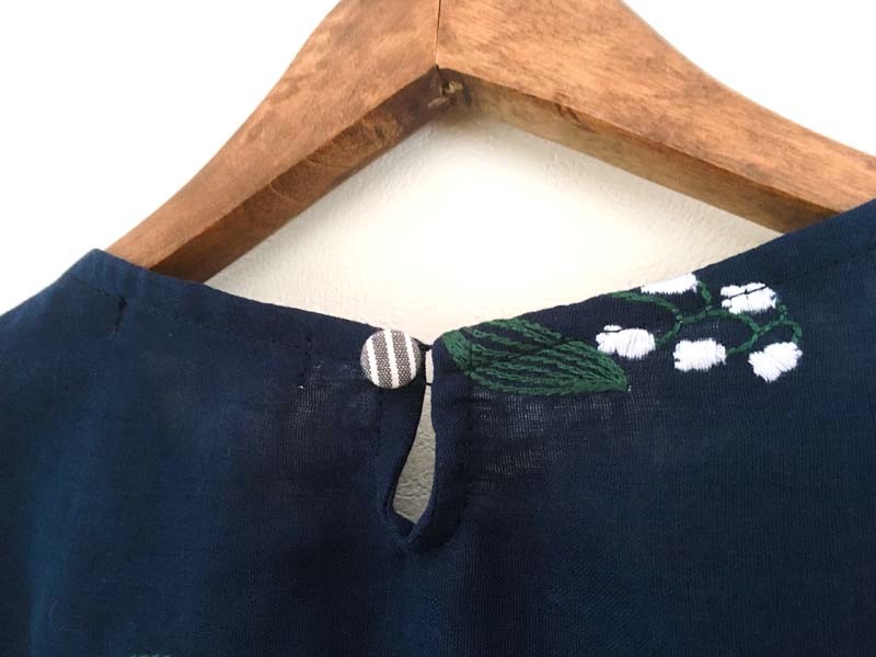 すずらん刺繍のネイビーワンピースとブラウス_a0232169_12382788.jpg
