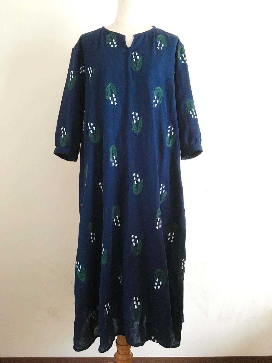 すずらん刺繍のネイビーワンピースとブラウス_a0232169_12385944.jpg