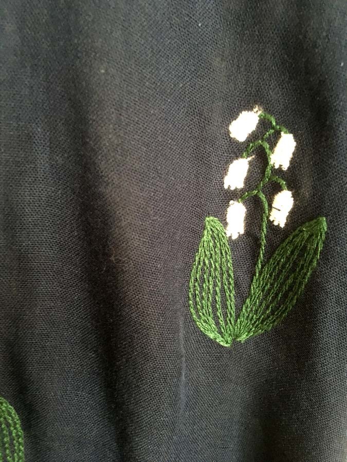 すずらん刺繍のネイビーワンピースとブラウス_a0232169_12403607.jpg