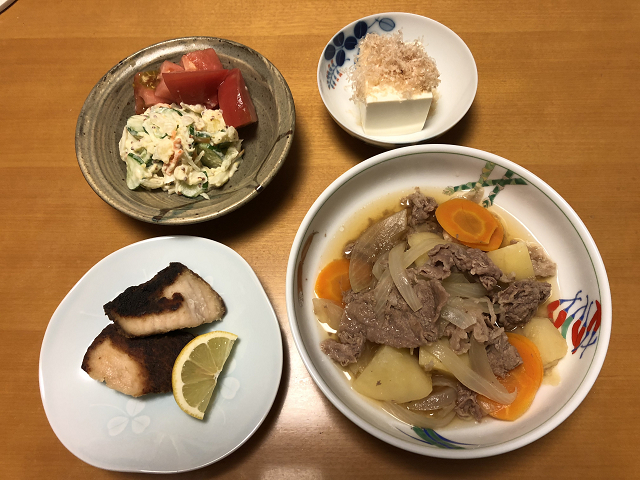 肉じゃがと マンダイの竜田焼きと ポテトサラダと 冷奴 それにお味噌汁 かやうにさふらふ